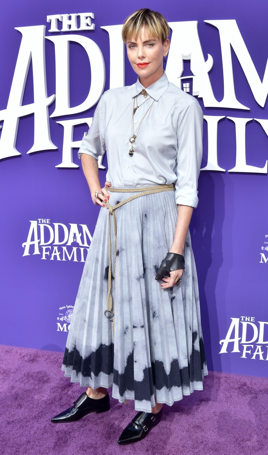 Charlize Theron na premijeri filma 'Obitelj Adams' u plisiranoj suknji modne kuće Dior
