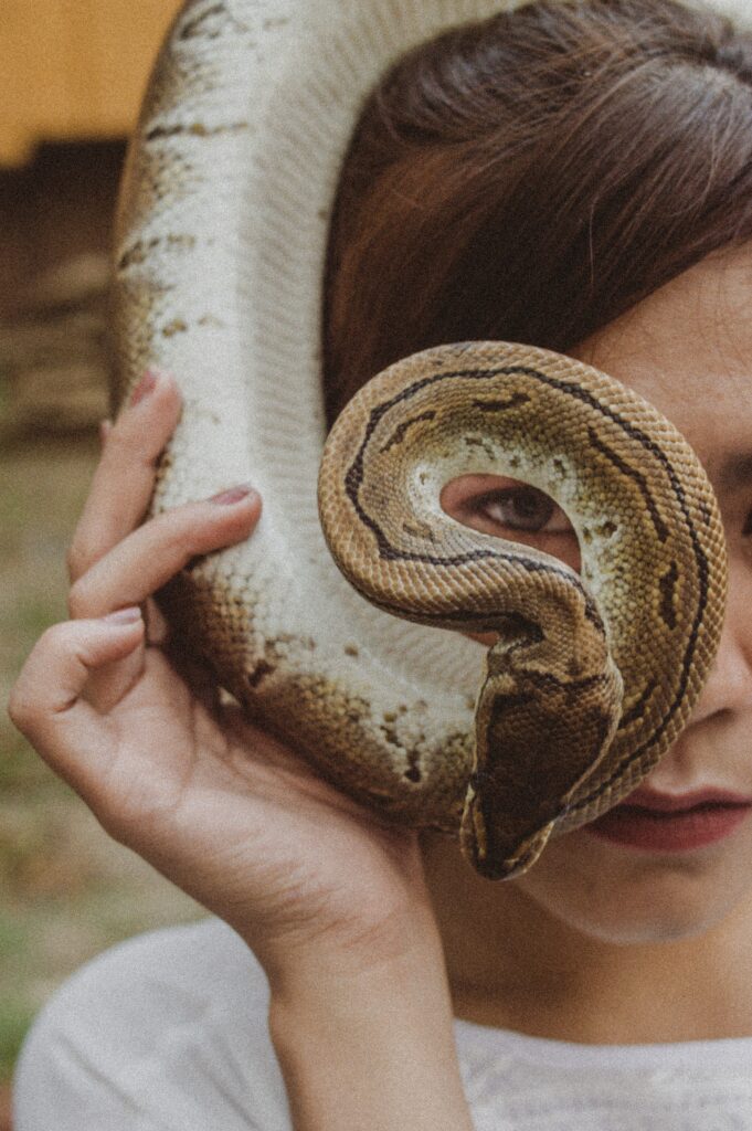 девојка змија
