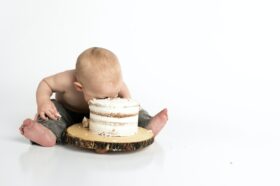 бебе торта јаде слатко