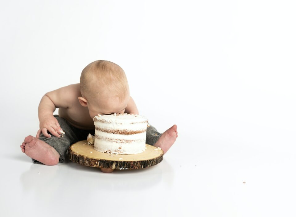 бебе торта јаде слатко