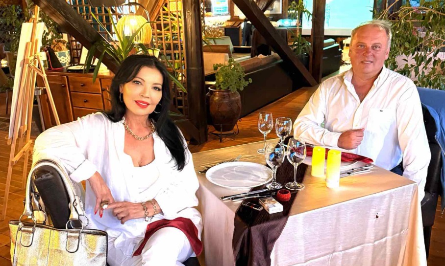 Porno oyini: Qiz deraza oynasida tiqilib qoldi